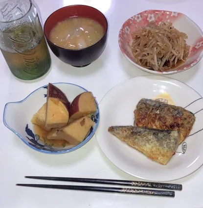 作り置き色々で晩御飯(^^)☆鯖のカレー揚げ焼き☆もやしの中華和え☆さつま芋のマーマレード煮☆みそ汁（白菜、しめじ、葱、人参、えのき）|Saharaさん