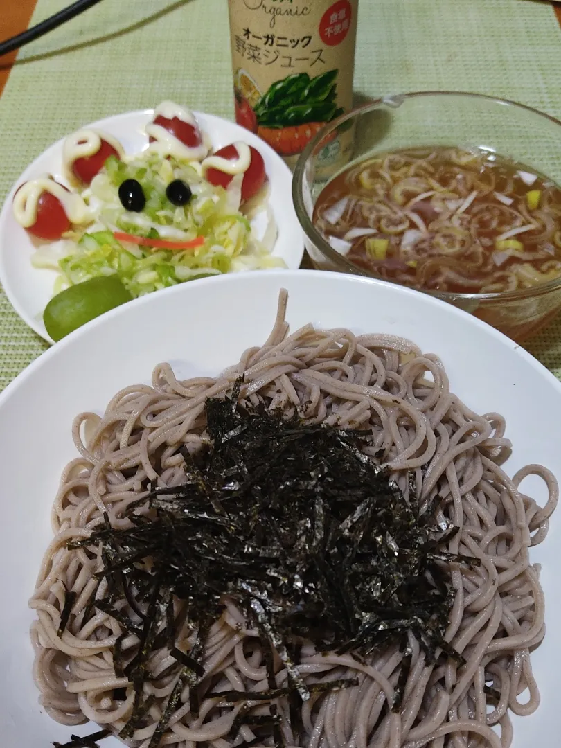 冷やしそばと残り物

引っ越しに向けて、残り物を片づけています。
今日は冷やしそば。たぶん明日も明後日も。
物がなくなっていくのは、幾分痛快ですが寂しくもあります。
私にとって断捨離は難しいのかも。|Rピージャーさん