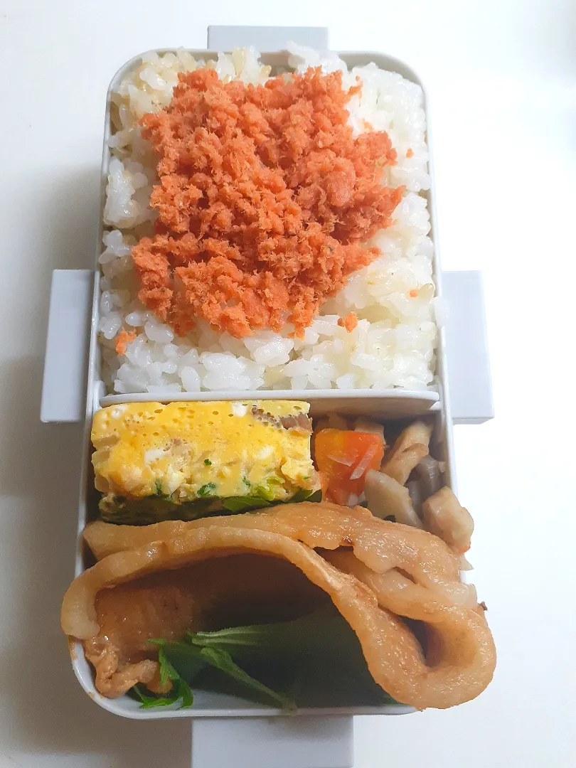 Snapdishの料理写真:☆中学生弁当☆玄米入り鮭ごはん、蓮金平、具沢山卵焼き(うどんスープ味付)、豚照焼|ｼｮｺﾗさん