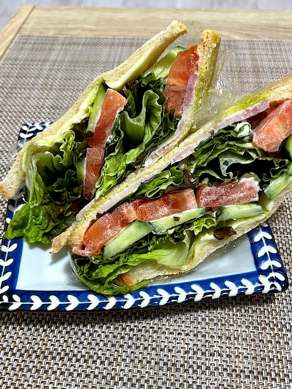 今日の朝ごはん~崩壊寸前野菜わんぱくサンド~|ゆかｕさん