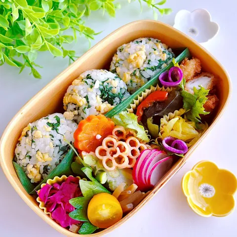 「ひゃくまん穀（２㎏）」を使ってみたSnapdishの料理・レシピ写真:͛.*🍃𝖳𝗎𝖾𝗌𝖽𝖺𝗒  蕪の葉と玉子のおにぎり弁当 🍃