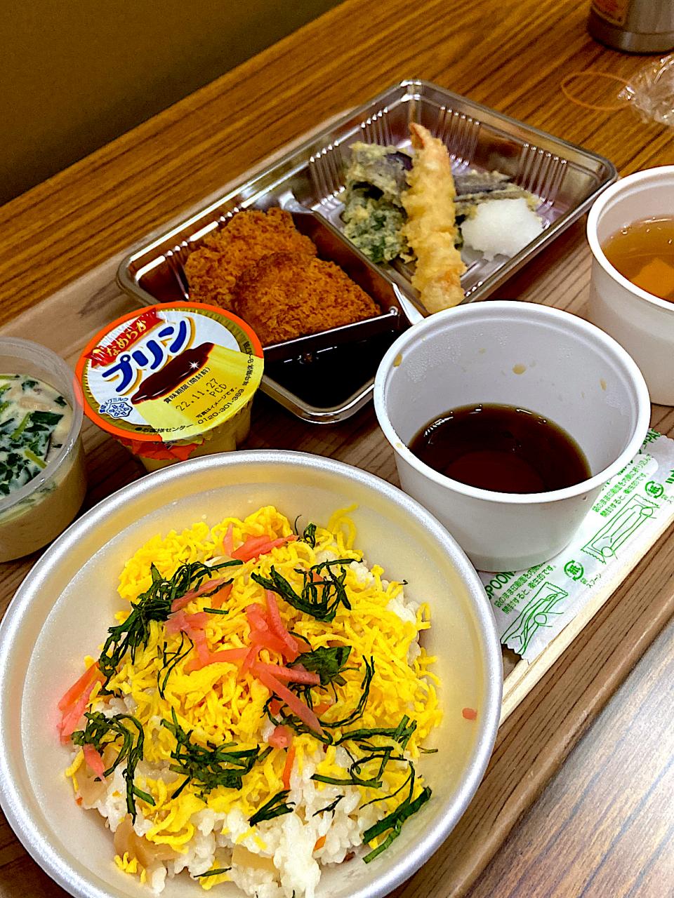 社食。300円。チラシ寿司、天麩羅など。