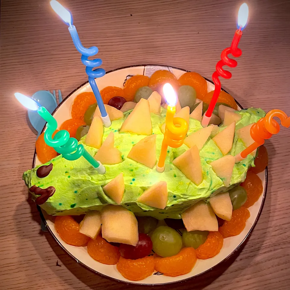 Snapdishの料理写真:ステゴサウルスケーキ🎂|ぁすかさん