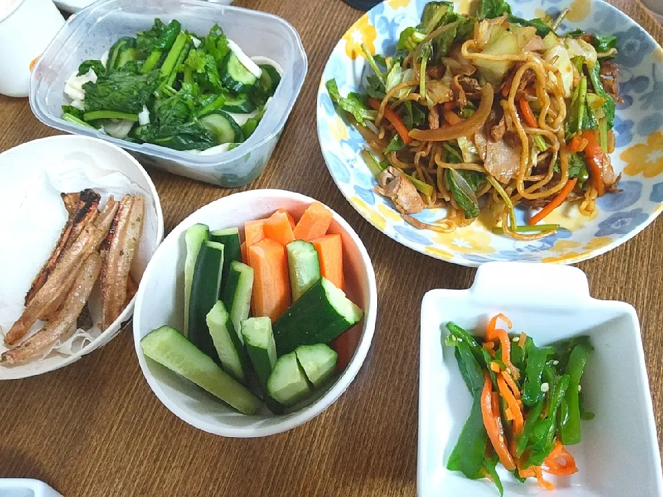 焼きそば
ピーマンと人参のナムル
スティック野菜
蓮根ポテト
かぶの漬け物|尚さん