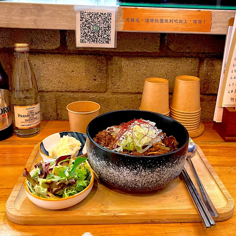 Beef rice with salad and mashed potato|skyblueさん