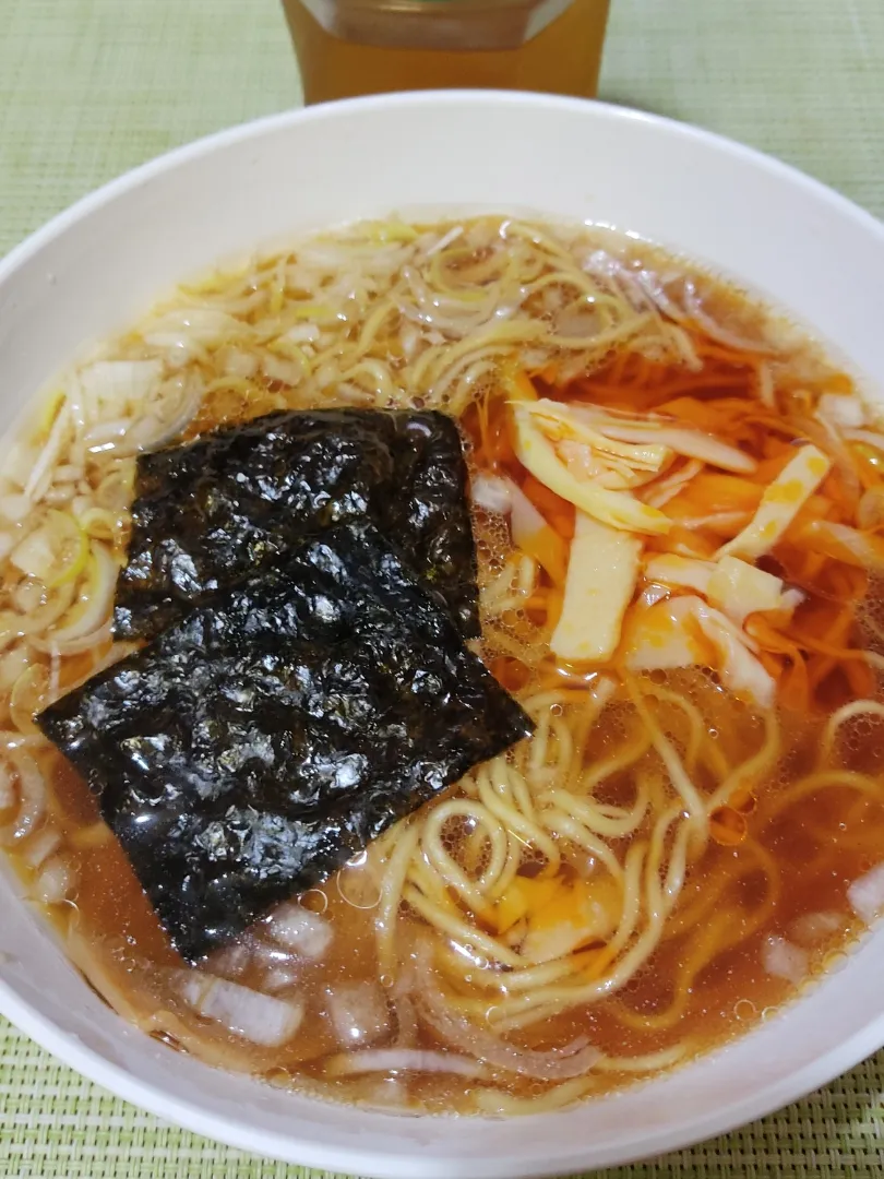 八王子ラーメンの特徴

二日酔いだー。こんな時は朝ラーだー。
八王子ラーメンの特徴は、きざみタマネギとラード。
シャキシャキ感が心地よい。
この後の散歩で体調を整えなきゃ。|Rピージャーさん