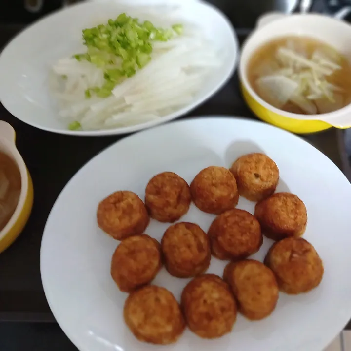 うどんスープのお出汁で食べる冷凍たこ焼き😆|ぽんすけさん