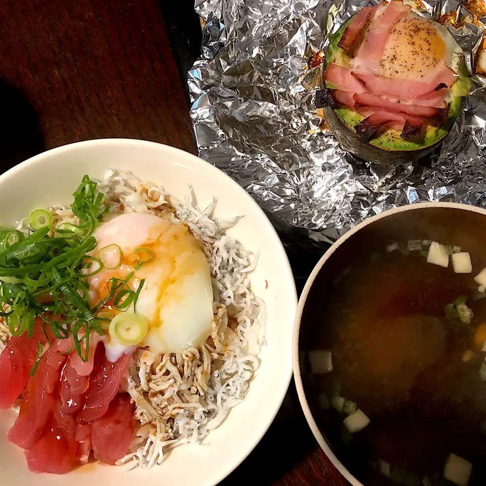 しらす丼、アボカドベーコンエッグ|もちこさん