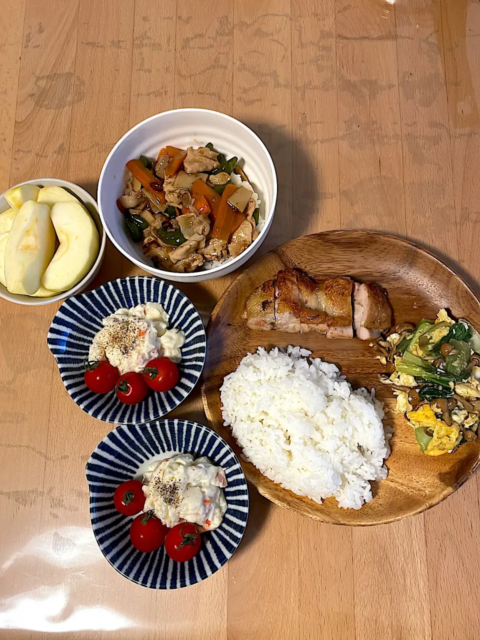 ピーマンと豚バラのきんぴら炒め丼　ガーリックステーキ　青梗菜としめじの中華風卵とじ　ポテトサラダ　トマト　りんご|そのみさん