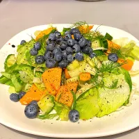 Snapdishの料理写真:有機野菜サラダ🥗柿とブルーベリー🫐|にゃんこさん