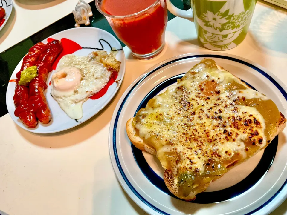 Snapdishの料理写真:昨晩の残り物で。
カレーうどんのカレーパンで朝ごはん|Takeshi  Nagakiさん