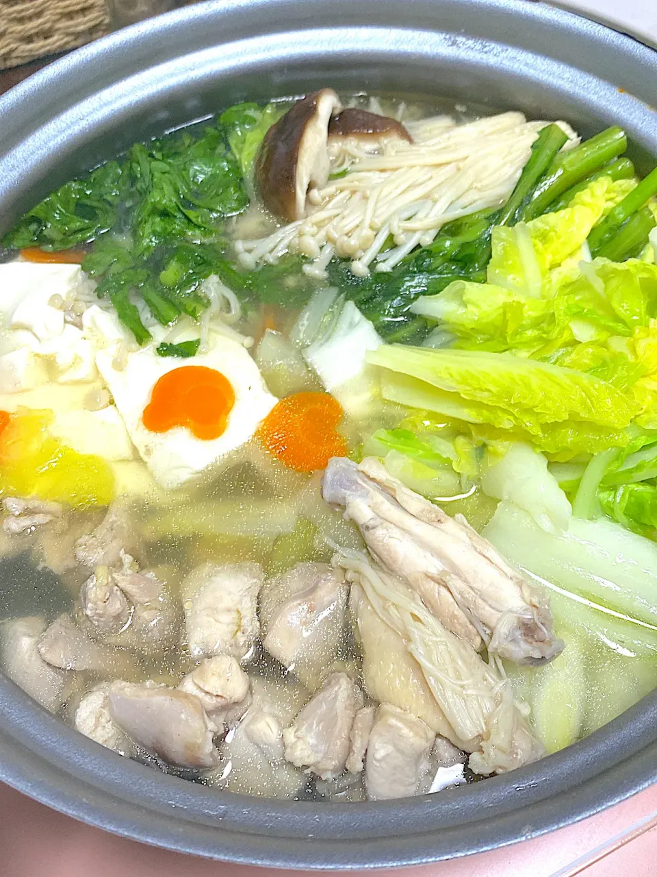 冷蔵庫にある物で水炊き🍲娘と一緒に野菜を切りました^ - ^！鶏肉には柚子胡椒をつけて食べよう♡|けいmamaさん