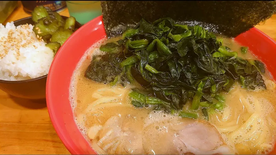 【10杯食べると1杯無料】
横浜家系らーめん 剛力ダルマ家
ラーメン (麺軟らかめ/味普通/
油少なめ、750円)
＋ほうれん草 (150円)
＋のり (5枚、スタンプカードの
提示で無料)
＋ライス (お代わり自由、無料、
卓上の胡瓜の漬物食べ放題)
＠本蓮沼2分
(赤羽から徒歩25分)
22249|大脇さん