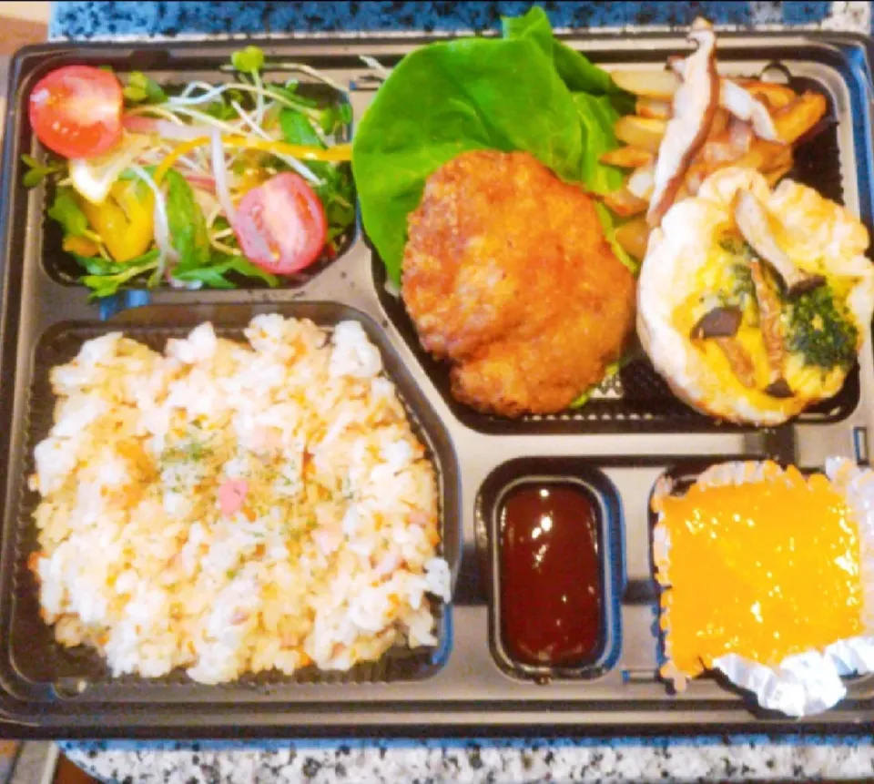 Snapdishの料理写真:洋風弁当

キュッシュ
ホワイトソース200ｇ
卵　2個
粉チーズ　大さじ2
余ったクリームシチューdeもOK

豚こま肉deとんかつ

えびピラフ
ご飯
玉ねぎ　適量
人参　適量
むきエビ　適量
バター　適量
コンソメ（粉末）適量
塩コショウ　適量

みかんゼリー
娘が作りました（JK1）

簡単に作れますよ♡|ごますりさん