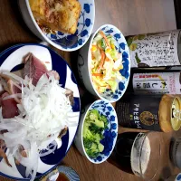 今夜のおかずは、ブロッコリーとケールのナムル、コールスロー、厚揚げ、鰹のたたき🍺|Satomi Ichikawaさん