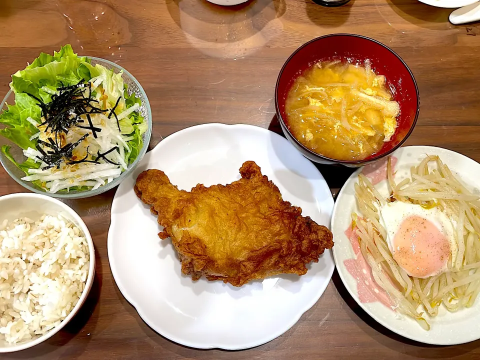 買ったチキンレッグ　もやしの巣ごもり卵　大根と卵の味噌汁　大根サラダ|おさむん17さん