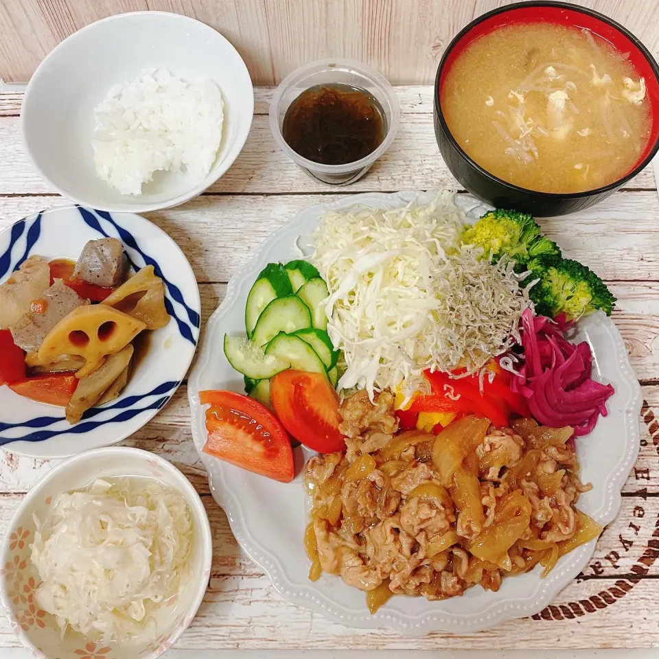 Snapdishの料理写真:豚の生姜焼きと根菜の煮物|chou  chouさん