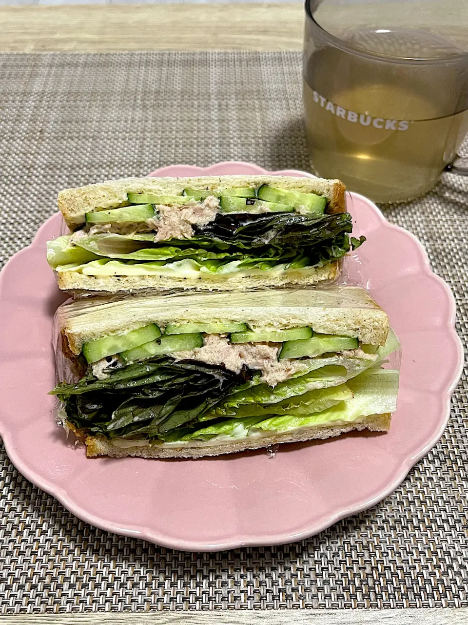 Snapdishの料理写真:今日の朝ごはん~野菜たっぷりツナサンド~|ゆかｕさん