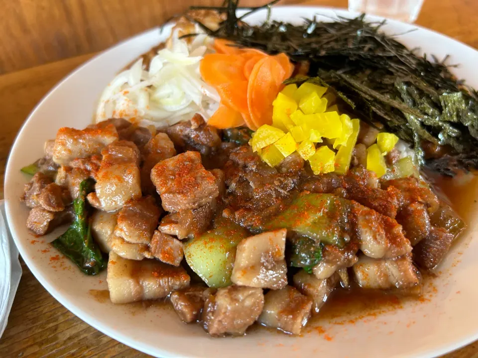 ピリ辛ルーローハンと極辛キーマクラシックのりだくあいがけ🇹🇼🍛🔥味玉トッピング🥚ピクルスマシマシ🥒|buhizouさん