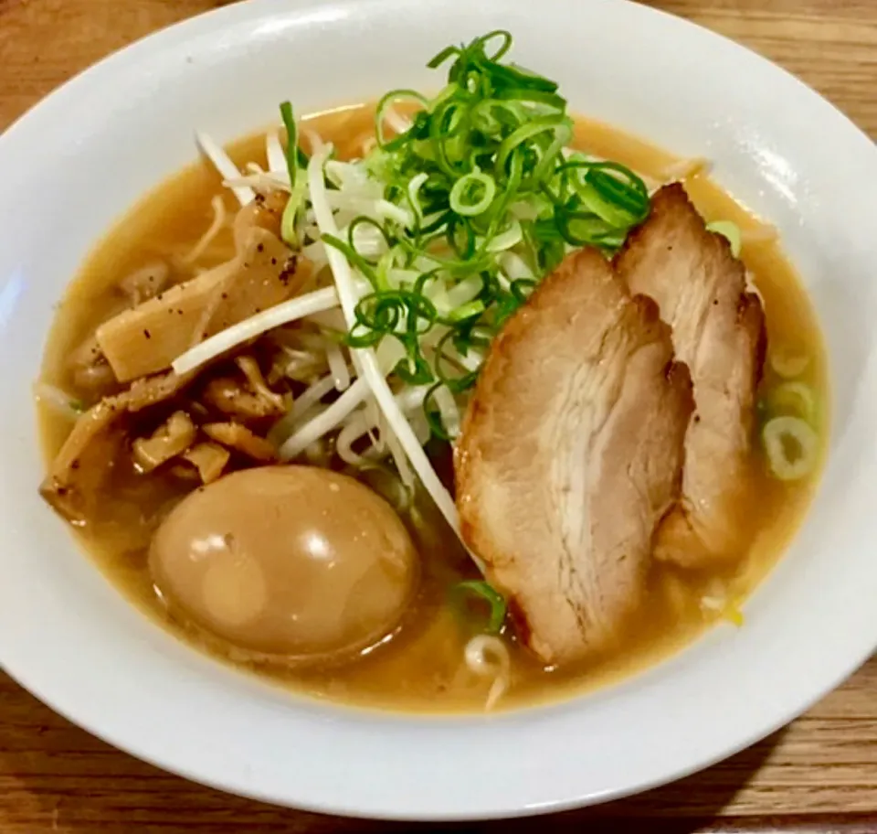 モヤシはちゃんとラードで炒めてインスタントラーメン|ばくあんしゃさん