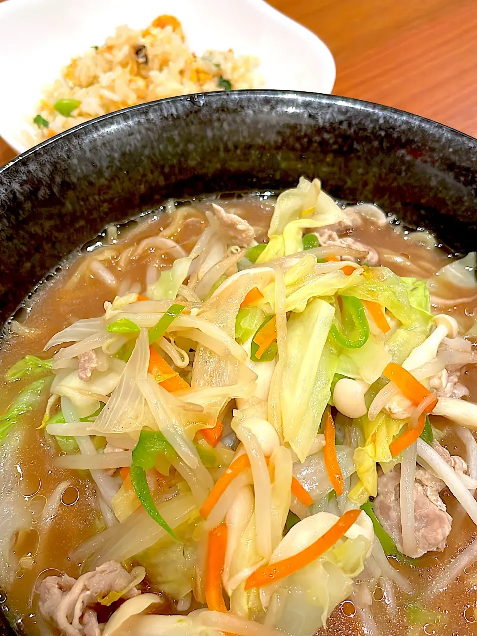 Snapdishの料理写真:醤油豚骨ラーメン　焼き飯|とゆあさん