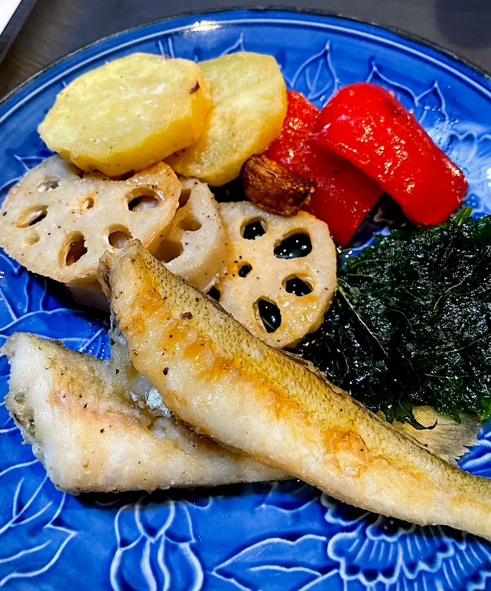 釣りでゲットのキスの唐揚げとレンコン、さつまいも、パプリカ、大葉、ニンニクの素揚げ～😋|てるみさん