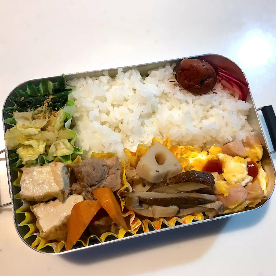 サラ弁　　　　　　　　　　　　　　　　　　煮物（厚揚げ・蓮根・椎茸）　ソーセージの卵とじ　春菊のお浸し　etc|じゅんさんさん