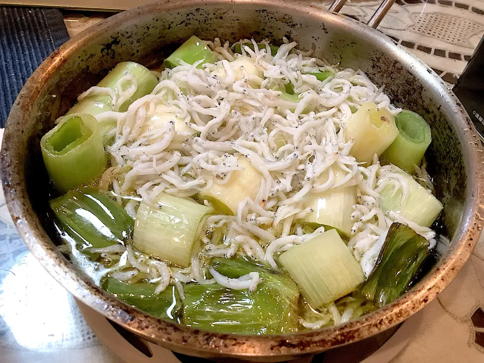 これは安くて美味しい😋『白ネギとシラスのアヒージョ』|アライさんさん