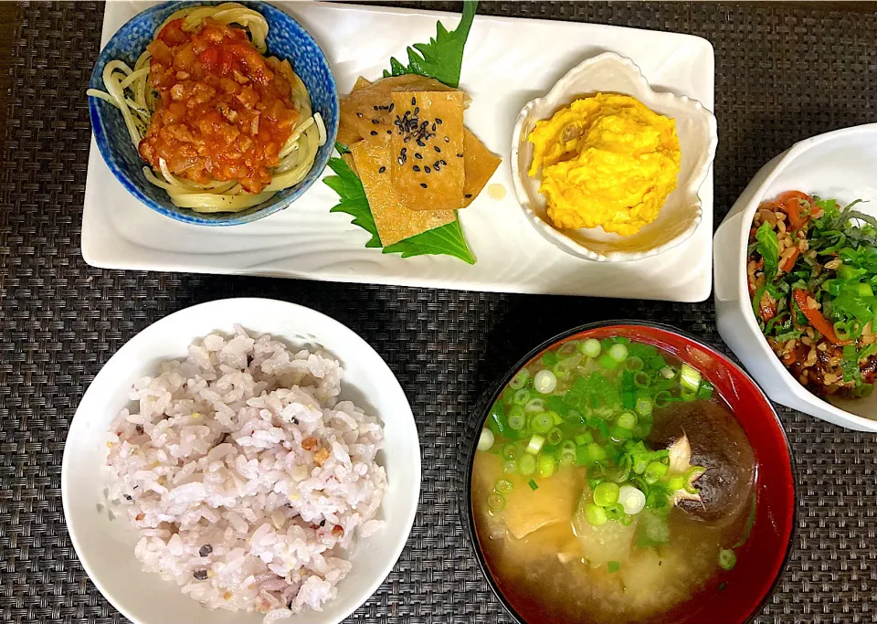 大豆のミートソース、稲荷あげ、麹納豆、きゅうりとあぶらあげとねぎの味噌汁。なぜかお肉を食べたくならない。|ナタママさん