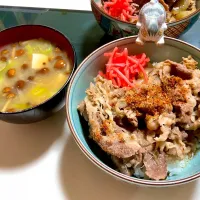 Snapdishの料理写真:お家で作る　吉野家風牛丼
京都三千院近くのしば漬けがベストマッチ！
ナメコと豆腐のお味噌汁と一緒に。