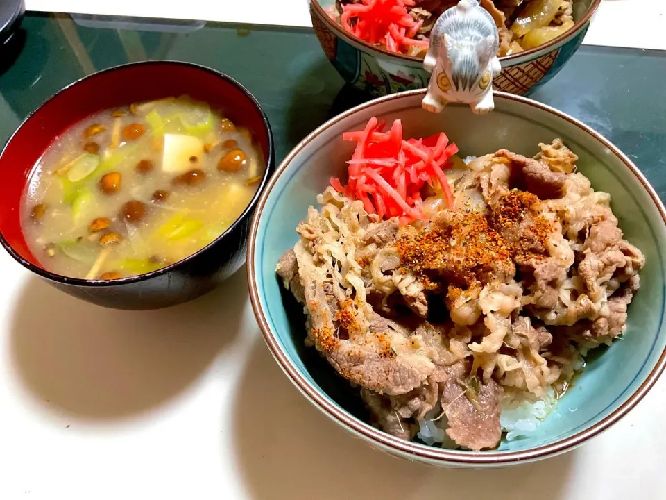 Snapdishの料理写真:お家で作る　吉野家風牛丼
京都三千院近くのしば漬けがベストマッチ！
ナメコと豆腐のお味噌汁と一緒に。|Takeshi  Nagakiさん