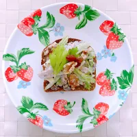 Snapdishの料理写真:ハムとセロリとチーズのサラダのオープンサンド