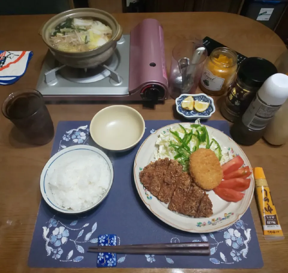 Snapdishの料理写真:トンカツ&コロッケと寄せ鍋(夕飯)|enarinさん