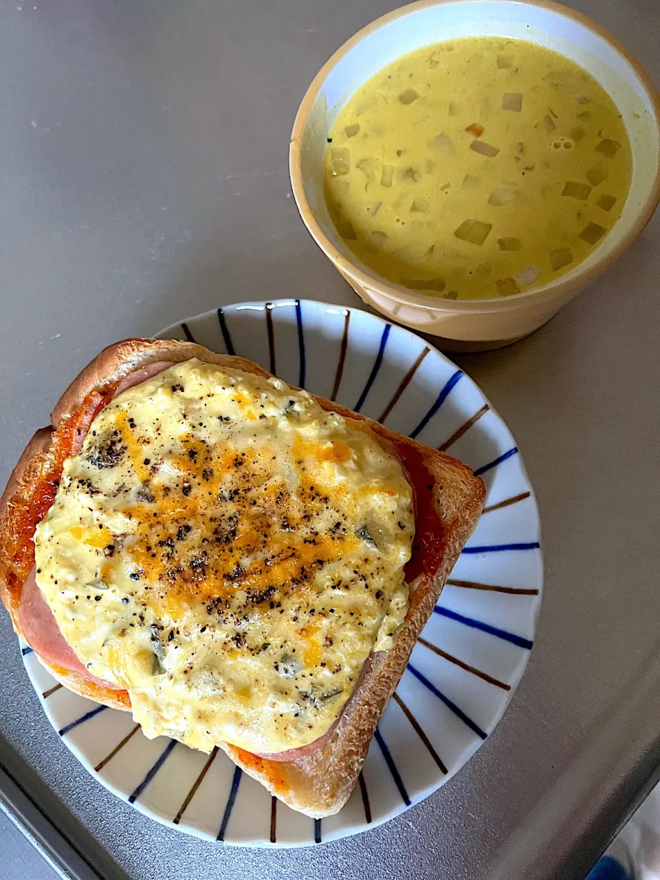 祝日の朝ごはん。残っていた卵サンドの卵、玉ねぎ、スパムでベイクドオープンサンドとまたまた野菜室のお掃除でカボチャスープ|ちーさん