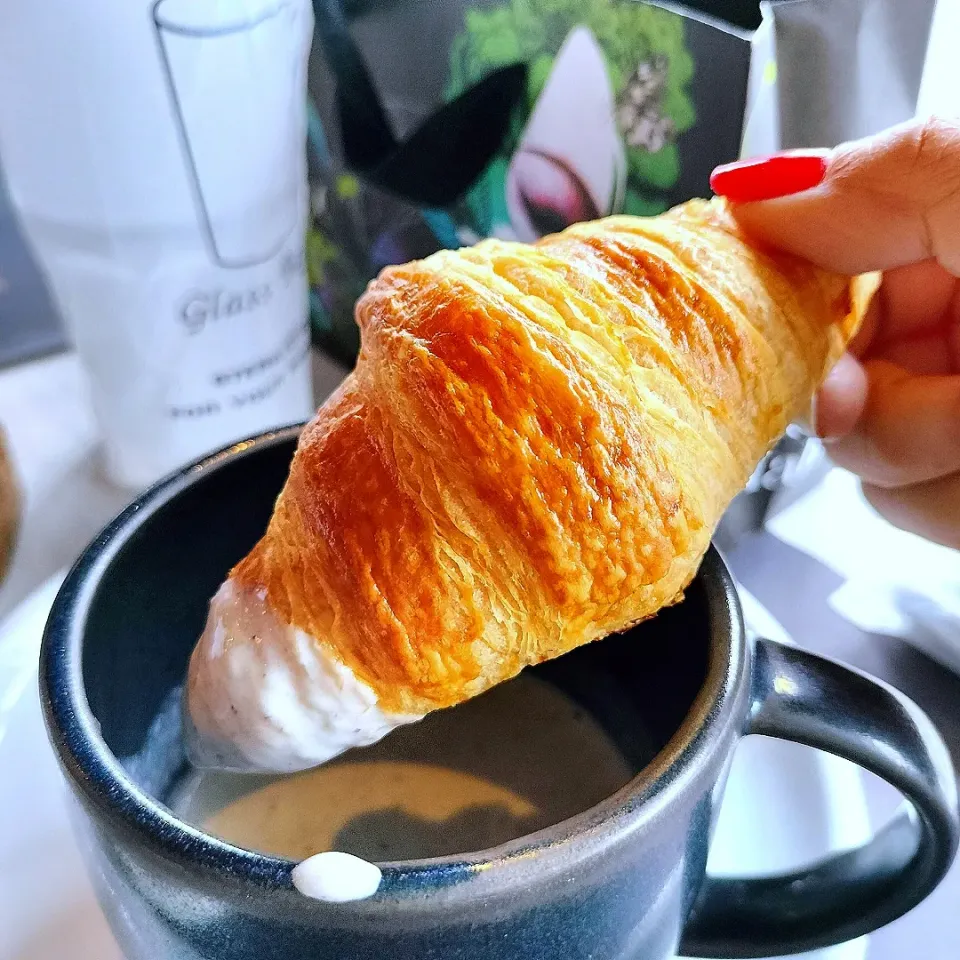 Croissant dipped in truffle soup. |Boomerangさん