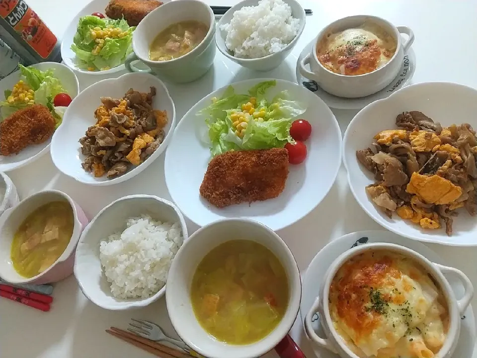 夕食(*^^*)
カジキのフライ&サラダ🥗
豚肉と舞茸と卵のバター醤油炒め
明太ポテト餅チーズグラタン
厚切りベーコンと野菜のコンソメカレー風味スープ(玉ねぎ、キャベツ、コーン)|プリン☆さん