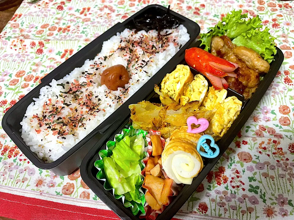 Snapdishの料理写真:お弁当★鶏のマヨポン炒め、青のり卵、キャベツの塩ごま蒸し、エリンギのケチャップ和え、玉ねぎのカレーかき揚げ、チーズちくわ|ハルさん