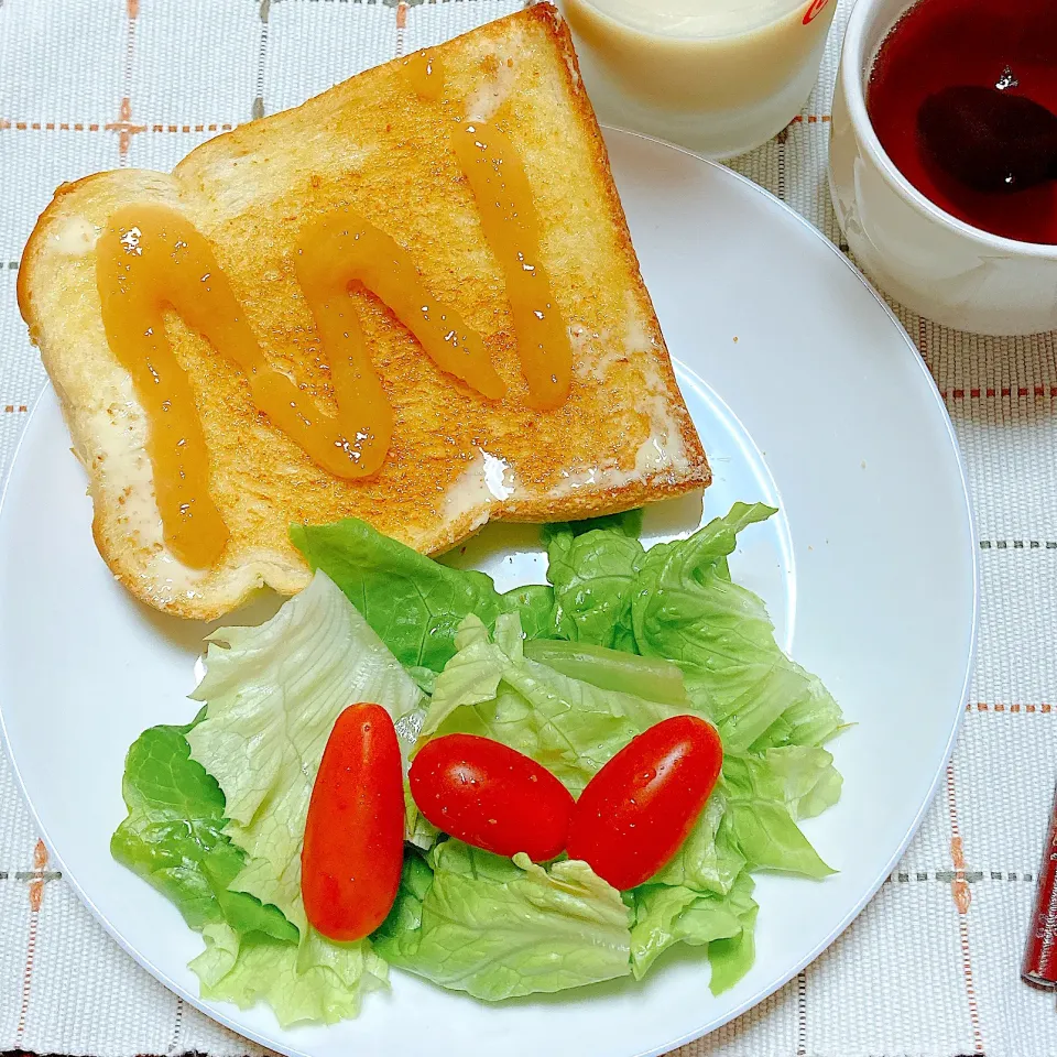 Snapdishの料理写真:食パンとサラダ|akkoさん