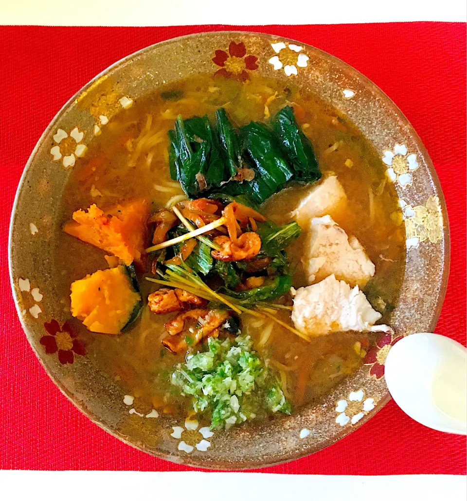 朝ラーメンです🍜絶品💖参鶏湯スープで味噌ラーメン^ - ^美味すぎる笑笑💪トッピングは南瓜甘煮🎃ほうれん草煮浸し🥬蒸しチキン、鶏皮野菜コチュジャン炒め、長ネギ💪💖|HAMI69さん