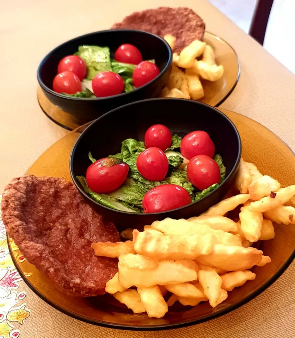 Beef Burger, Fries & Cherry Tomato Salad|aisverseさん