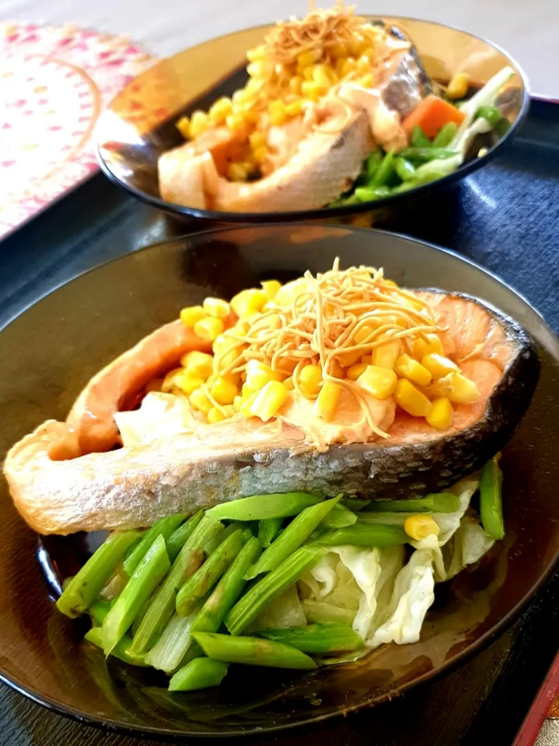 Air-fried Salmon on a bed of Gado-Gado, topped with Corn Salad & Sprinkled with Fried Yee Mee|aisverseさん