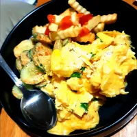 Scrambled Eggs, Crispy Seaweed Cucumber Salad & Fries|aisverseさん