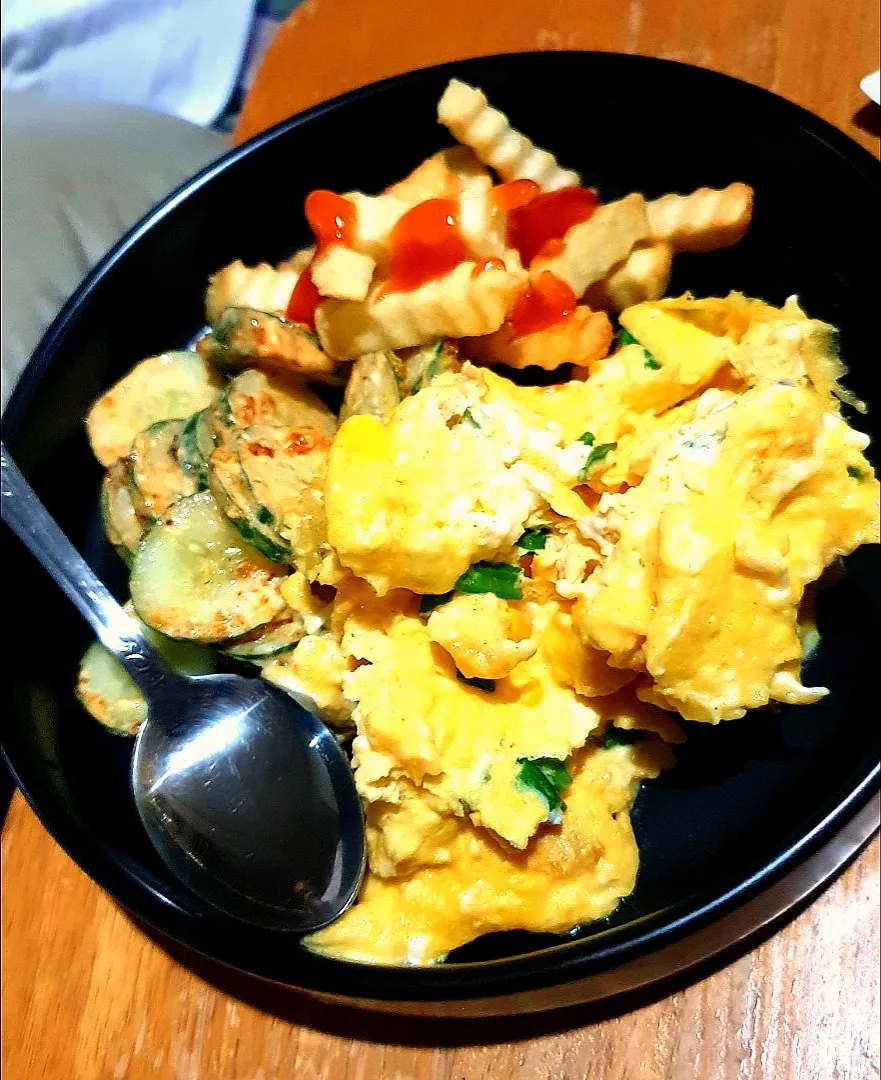 Snapdishの料理写真:Scrambled Eggs, Crispy Seaweed Cucumber Salad & Fries|aisverseさん