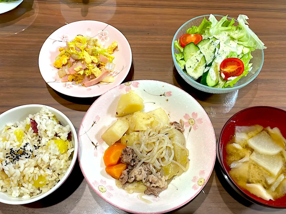 Snapdishの料理写真:お芋ごはん　肉じゃが　大根と舞茸の味噌汁　ジェノベサラダ　白菜のハム卵炒め|おさむん17さん