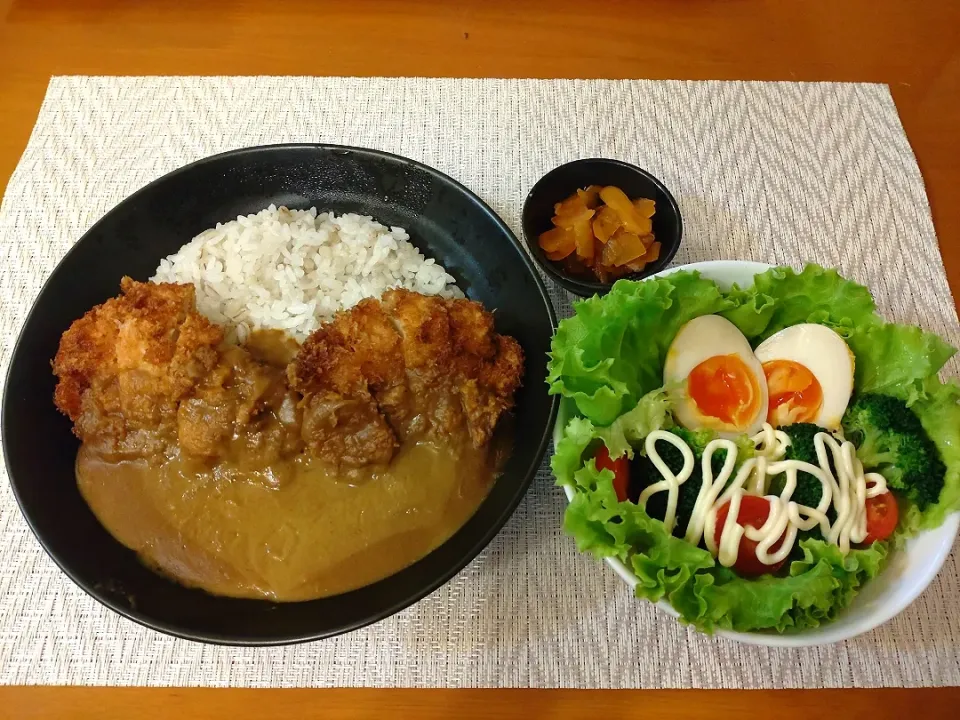 Snapdishの料理写真:☆チキンカツカレー
☆サラダ
☆福神漬|chikakoさん