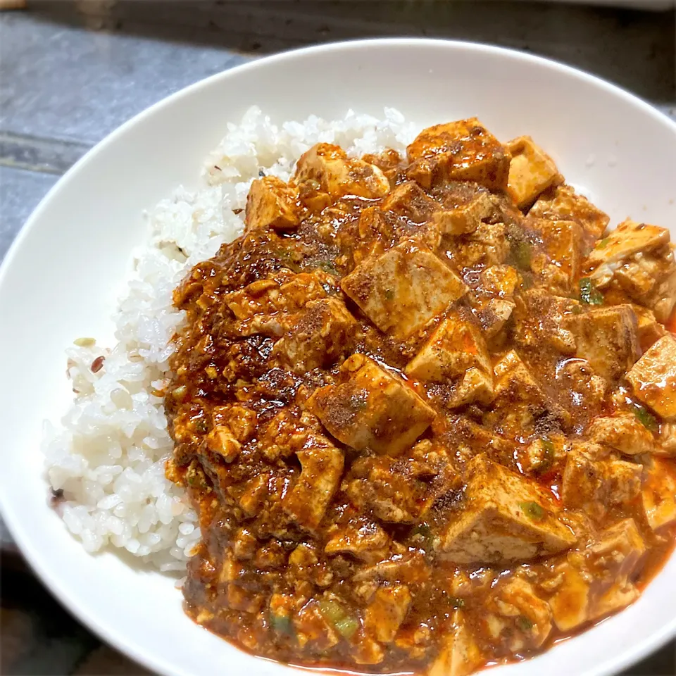 今夜は、痺れる辛さが、ほとばしる❗️ 激辛麻婆豆腐に、追い四川山椒をかけて頂きました😆👍|ギムレットさん