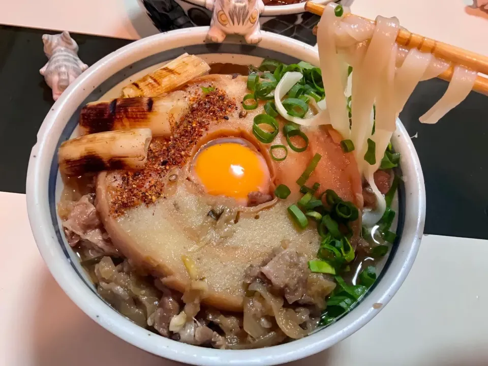 Snapdishの料理写真:昨晩の牛丼の残りで、すき焼き風肉きしめん　　　車麩が肥大化　焼きネギが決めて|Takeshi  Nagakiさん