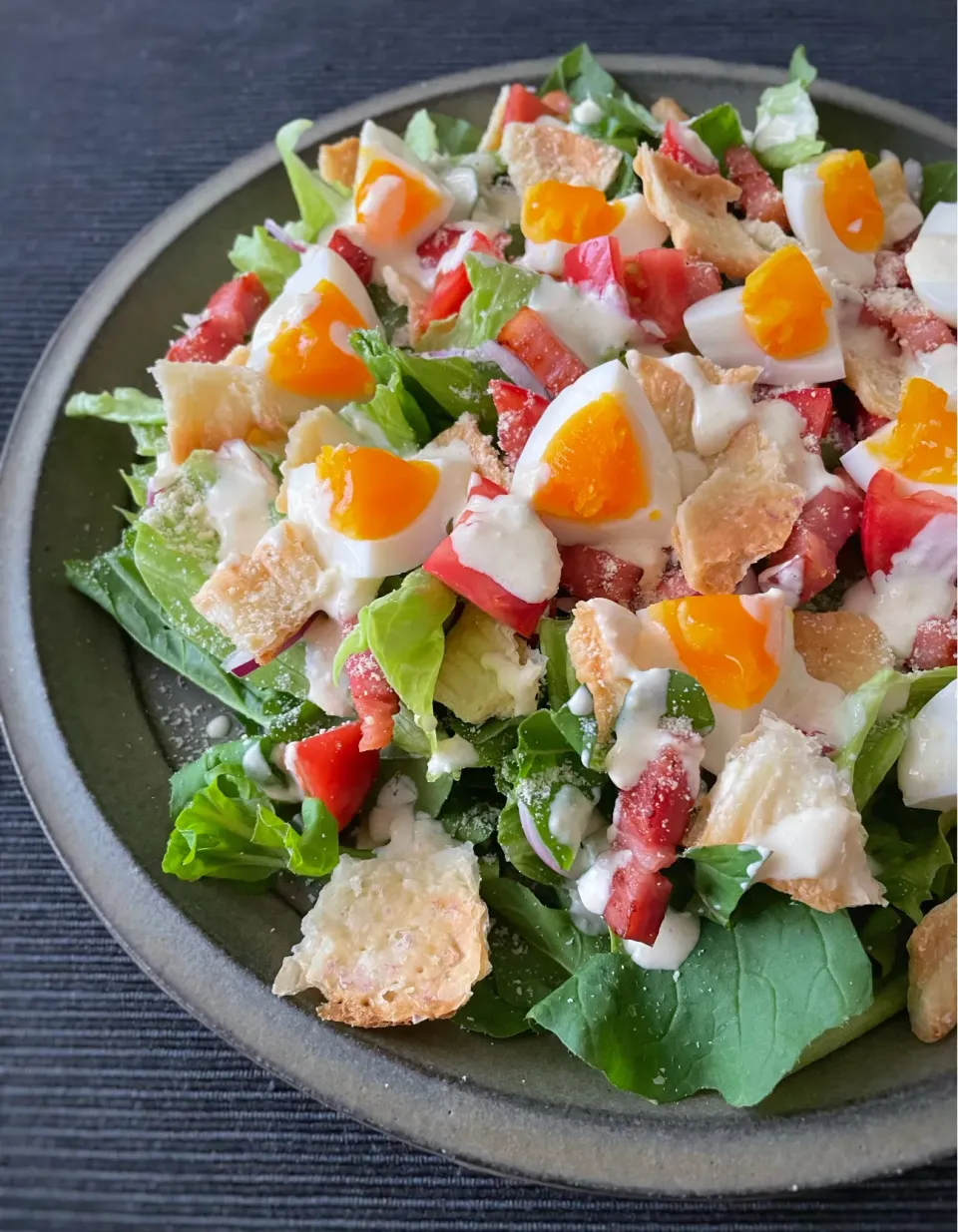 パイ生地クルトンのシーザーサラダ🥗|アッチさん