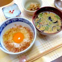 朝ごはん(菊芋の金平・なすのお味噌汁・卵かけご飯・杏仁豆腐)|千歳さん