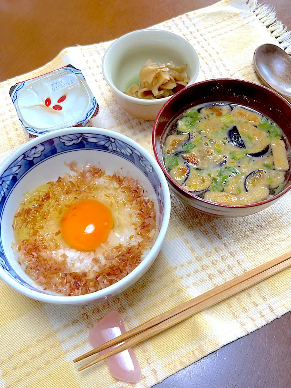 朝ごはん(菊芋の金平・なすのお味噌汁・卵かけご飯・杏仁豆腐)|千歳さん